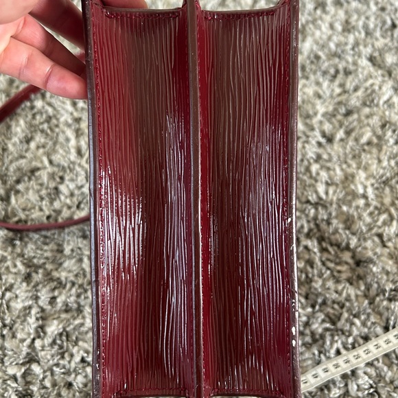 Beautiful burgundy small crossbody. It’s NOT AUTHENTIC🤗 - Picture 10 of 11